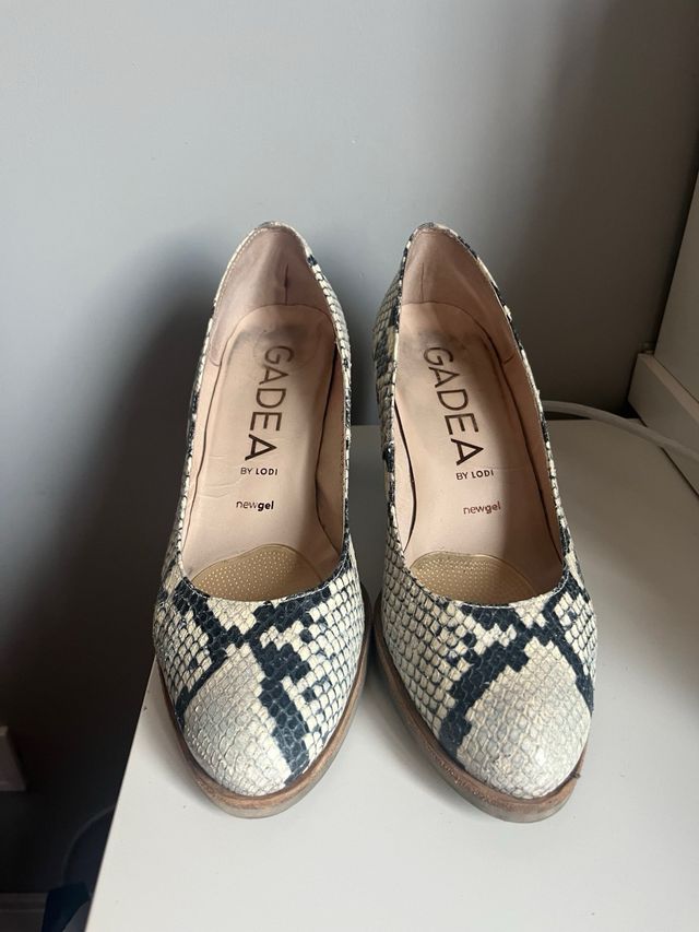 Zapatos Gadea print serpiente T.39