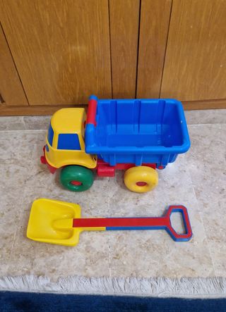 Camión y pala de juguete