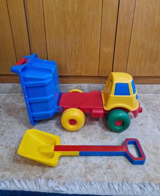Camión y pala de juguete