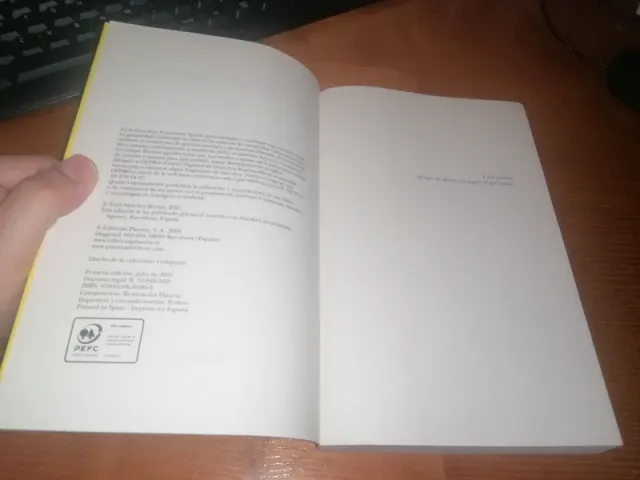 Libro ATRAPADA EN LA OSCURIDAD Toni Sánchez Bernal