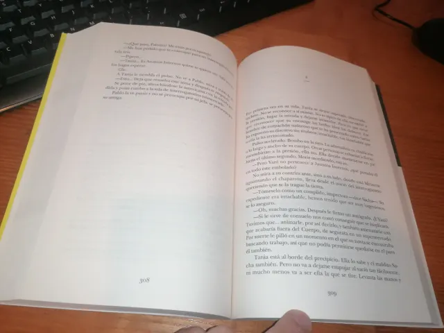 Libro ATRAPADA EN LA OSCURIDAD Toni Sánchez Bernal