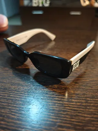 Gafas de sol Miu Miu negras y blancas