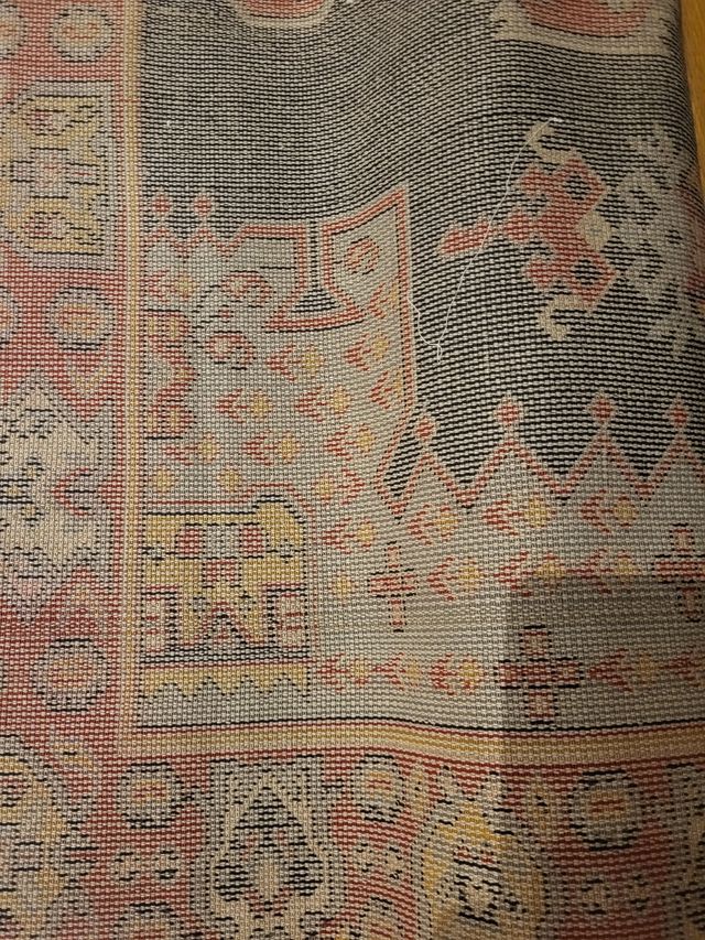 Alfombra azul marino y granate.