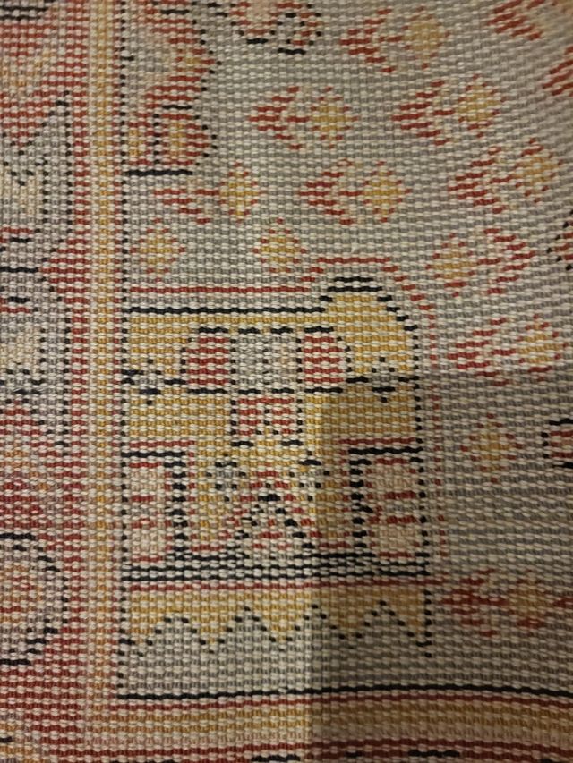 Alfombra azul marino y granate.