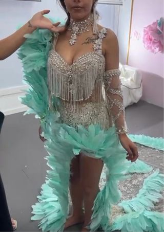 Vestido de pedrería plateado y turquesa