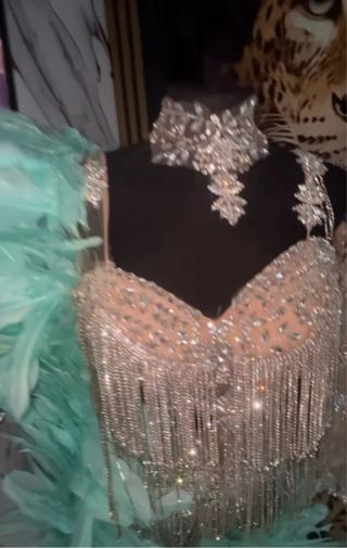 Vestido de pedrería plateado y turquesa