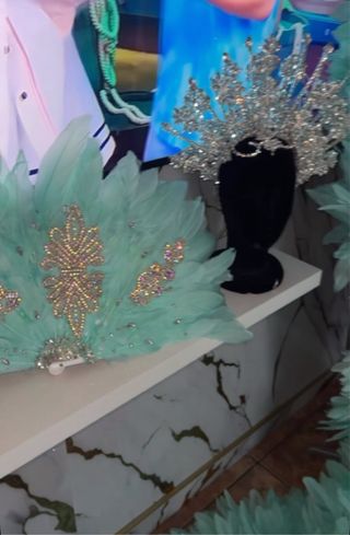 Vestido de pedrería plateado y turquesa
