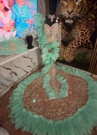 Vestido de pedrería plateado y turquesa
