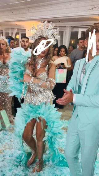 Vestido de pedrería plateado y turquesa