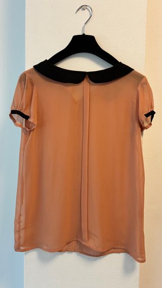 Blusa semitransparente cuello negro