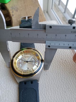 Reloj Swatch Irony Negro y Dorado