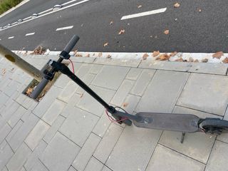 Patinete eléctrico gris