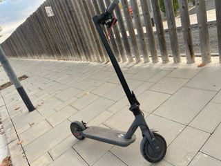 Patinete eléctrico gris