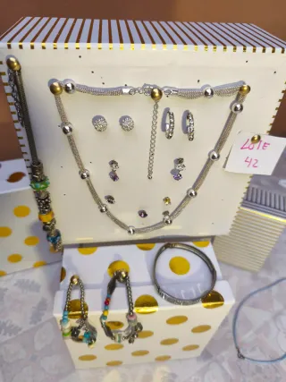 Conjunto de Joyas: Collar y Pendientes