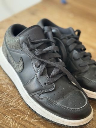 Zapatillas Nike Jordan Negras y Grises. 