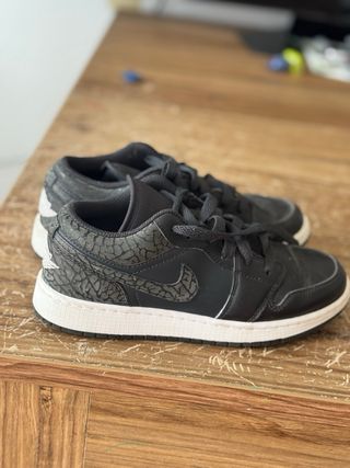Zapatillas Nike Jordan Negras y Grises. 