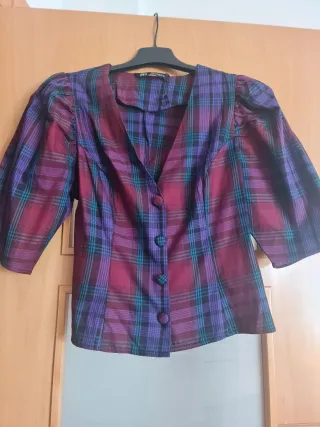 Blusa Zara cuadros morado y rojo