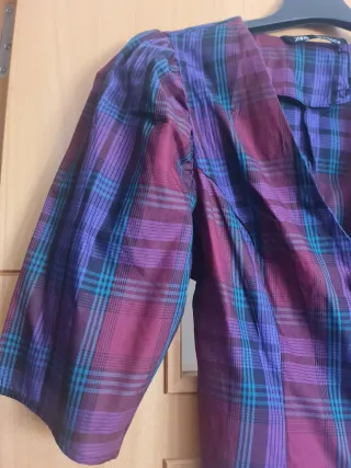 Blusa Zara cuadros morado y rojo
