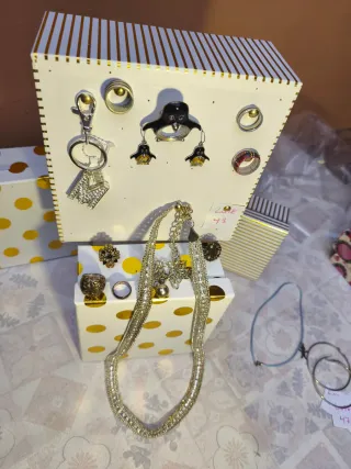 Collar, pendientes, anillos, llavero y broche