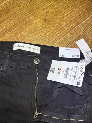 Pantalones vaqueros Bershka negros rotos