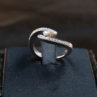 Anillo solitario cruzado con brillantes