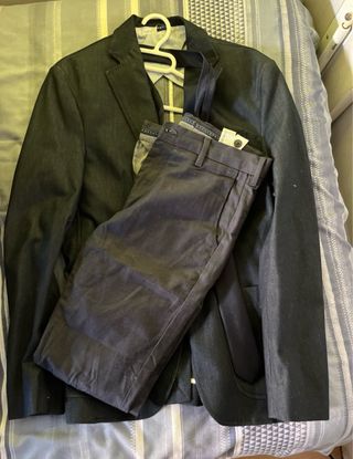 Traje azul marino con corbata. 
