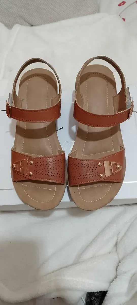 Sandalias marrones con hebilla