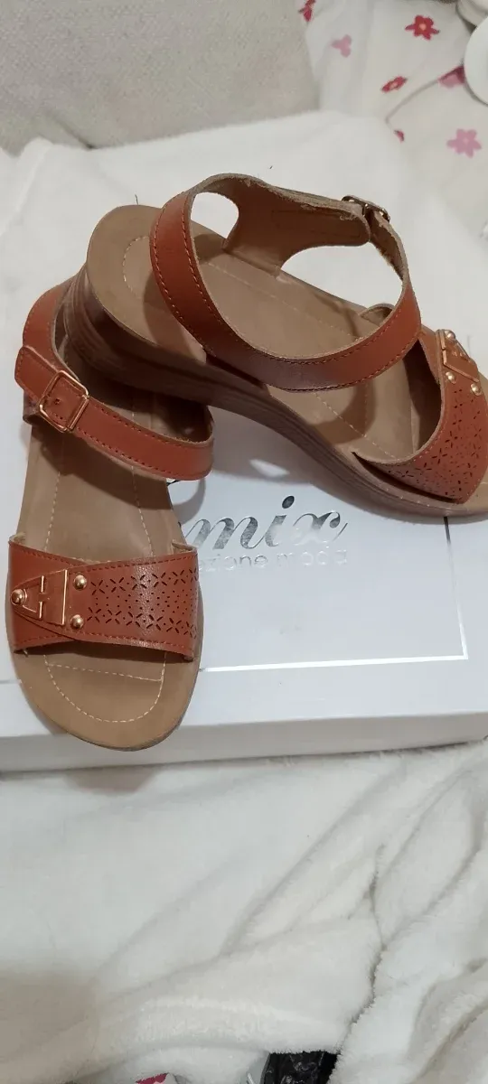 Sandalias marrones con hebilla