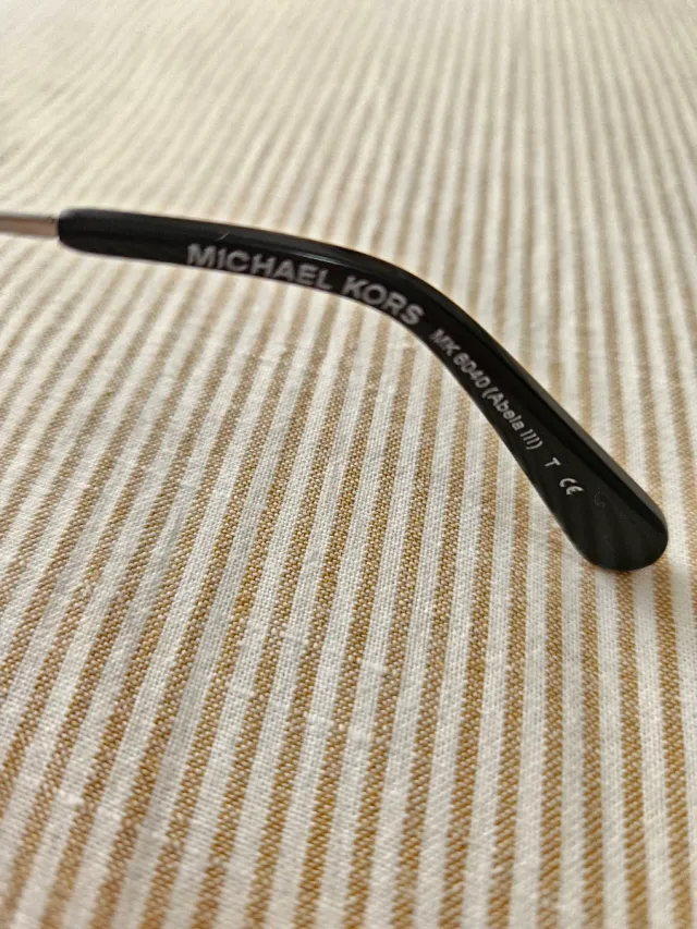 Gafas de sol Michael Kors negras y plateadas. 