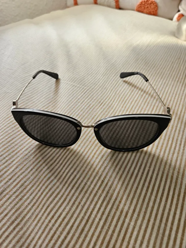 Gafas de sol Michael Kors negras y plateadas. 