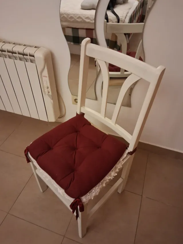 Silla de madera con cojín rojo