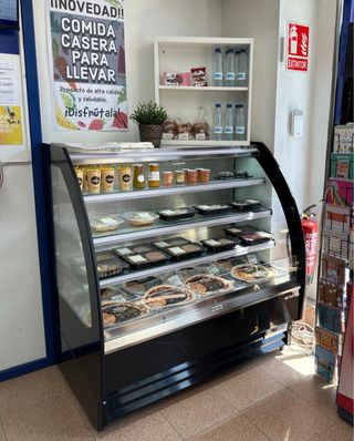 Expositor refrigerado. Nevera frigorífico comercio