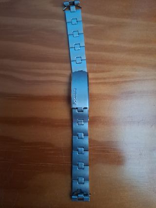 Pulseras de reloj plateadas y doradas