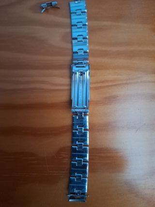 Pulseras de reloj plateadas y doradas