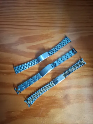 Pulseras de reloj plateadas y doradas