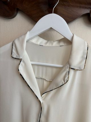Blusa beig con ribete negro