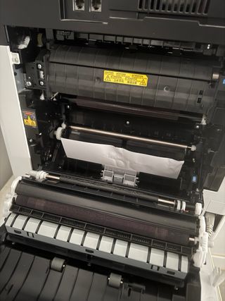 Impresora Kyocera ECOSYS M5521cdw. Se atasca