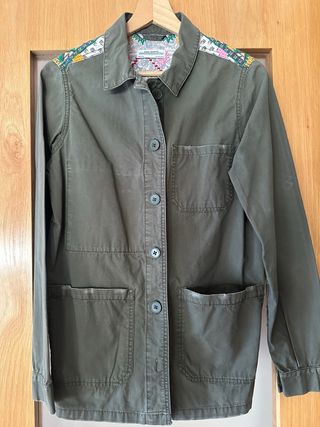 Camisa Zara verde militar y bordado en la espalda.