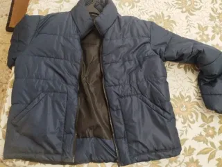 Chaqueta acolchada azul hombre.