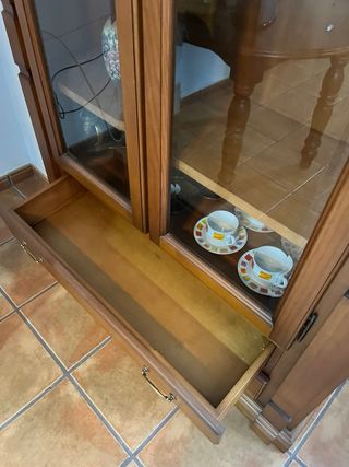 Armario de madera con vitrina