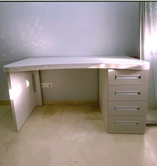 Escritorio de madera y metal beige