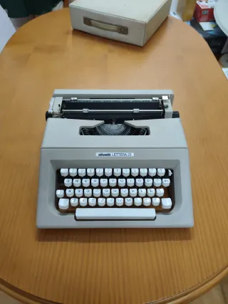 Máquina de escribir Olivetti Lettera 25