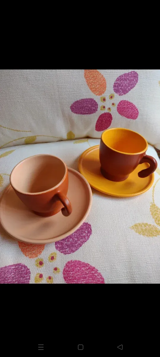 Juego de café de cerámica marrón y naranja.