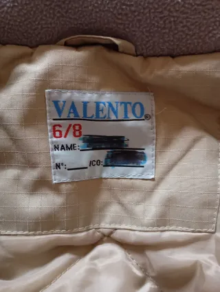 Mono y chaqueta de nieve