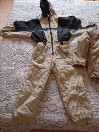 Mono y chaqueta de nieve