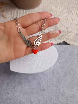 Collar con alas y corazón rojo