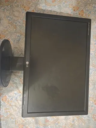 2 Monitores, 19 pulgadas c/u. Ambos 30€. 