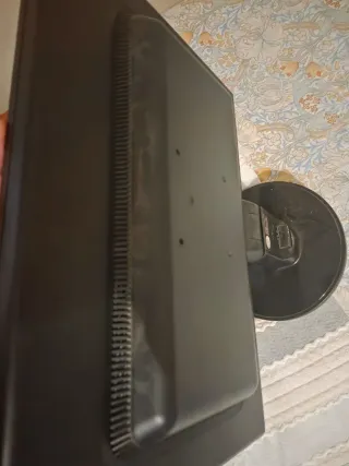2 Monitores, 19 pulgadas c/u. Ambos 30€. 