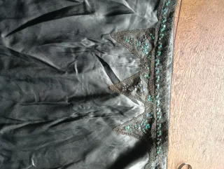 Falda de seda verde con lentejuelas