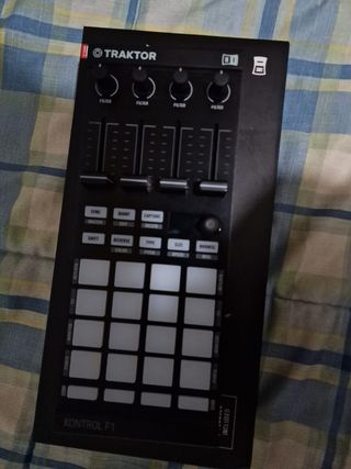 TRAKTOR KONTROL F1 DJ Remix Controller